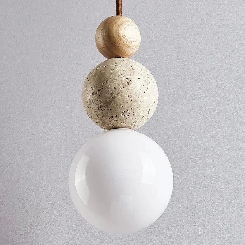 Hängande taklampa med rund ljus lampskärm och kulformade detaljer