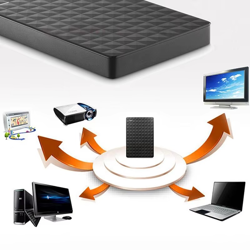 Svart extern hårddisk med geometriskt mönster och USB-kabel