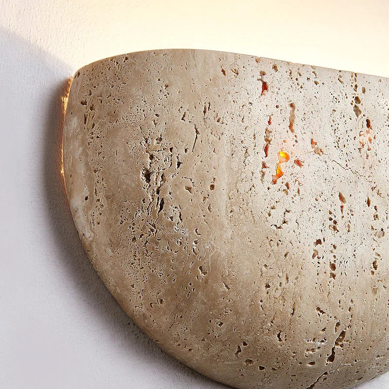 Halvrund beige vägglampa i travertin med texturerad yta