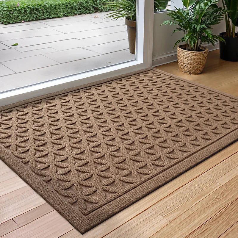 Rektangulär dörrmatta med vattenabsorberande yta och geometriskt reliefmönster