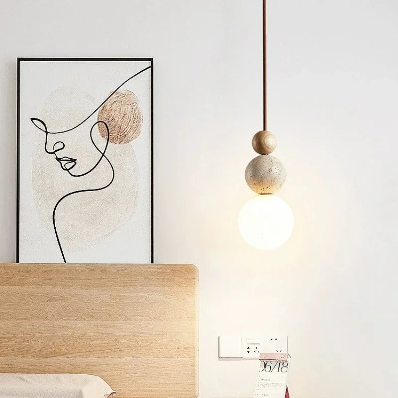 Hängande taklampa med rund ljus lampskärm och kulformade detaljer