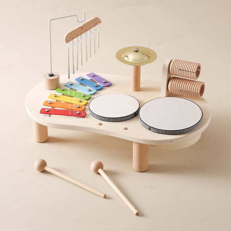 Musikbord för barn i ljus trälook med trummor, xylofon och cymbal