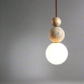 Hängande taklampa med rund ljus lampskärm och kulformade detaljer