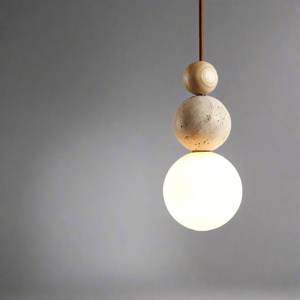 Hängande taklampa med rund ljus lampskärm och kulformade detaljer