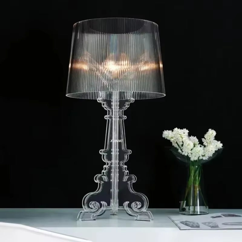 Klassisk bordslampa med ribbad lampskärm och dekorativ utsmyckad fot