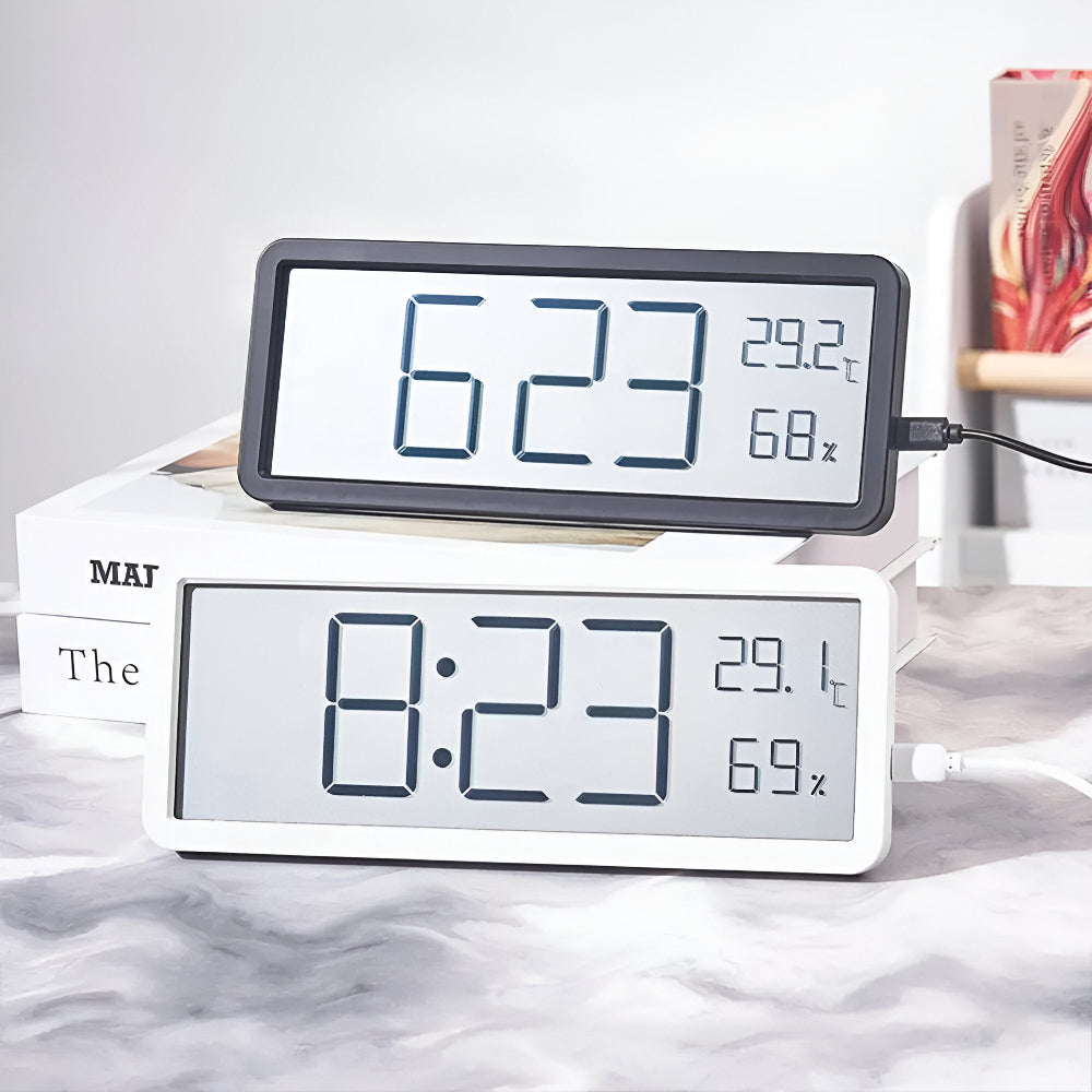 Digital väggklocka med visning av tid, temperatur och luftfuktighet
