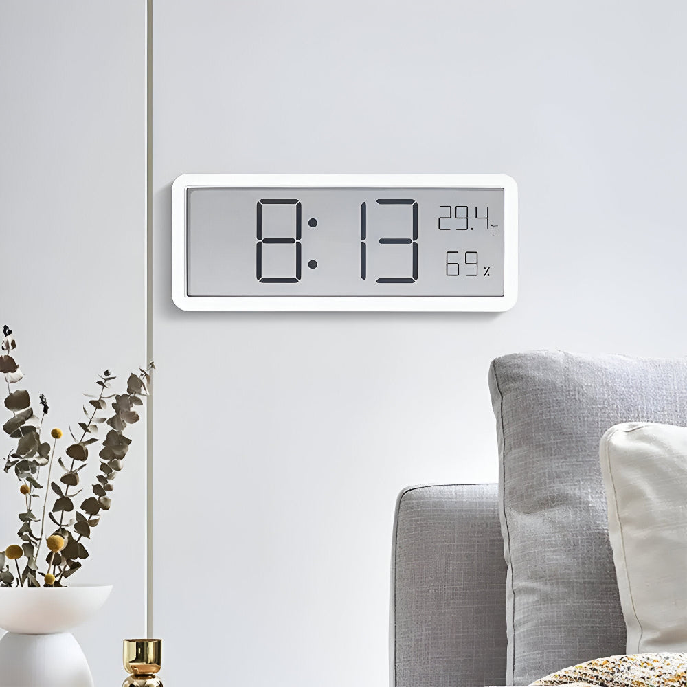 Digital väggklocka med visning av tid, temperatur och luftfuktighet