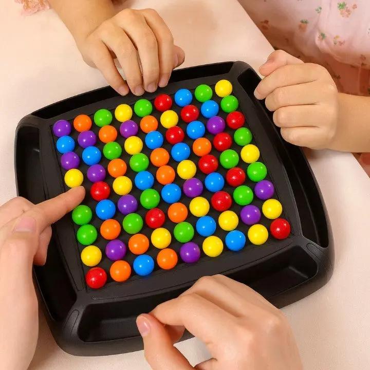 Svart strategiskt brädspel med färgglada kulor