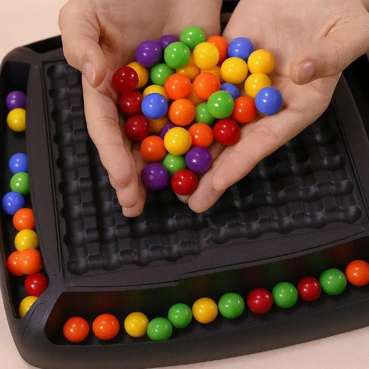 Svart strategiskt brädspel med färgglada kulor