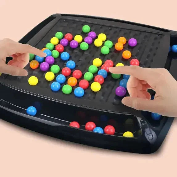 Svart strategiskt brädspel med färgglada kulor