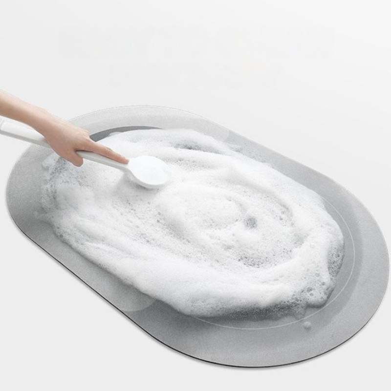 Oval absorberande och halkfri golvmatta med grafiskt mönster