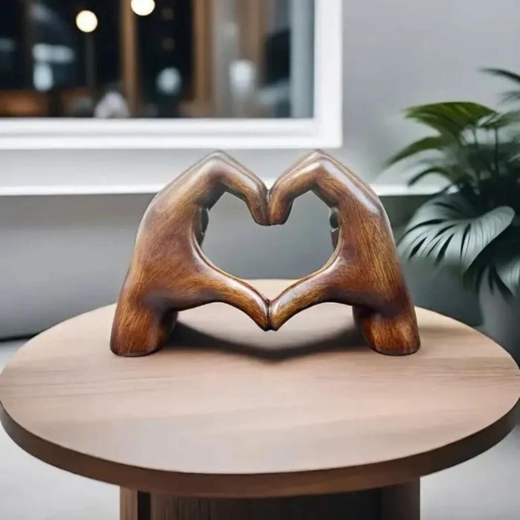 Dekorativ hjärtskulptur med två händer som bildar ett hjärta