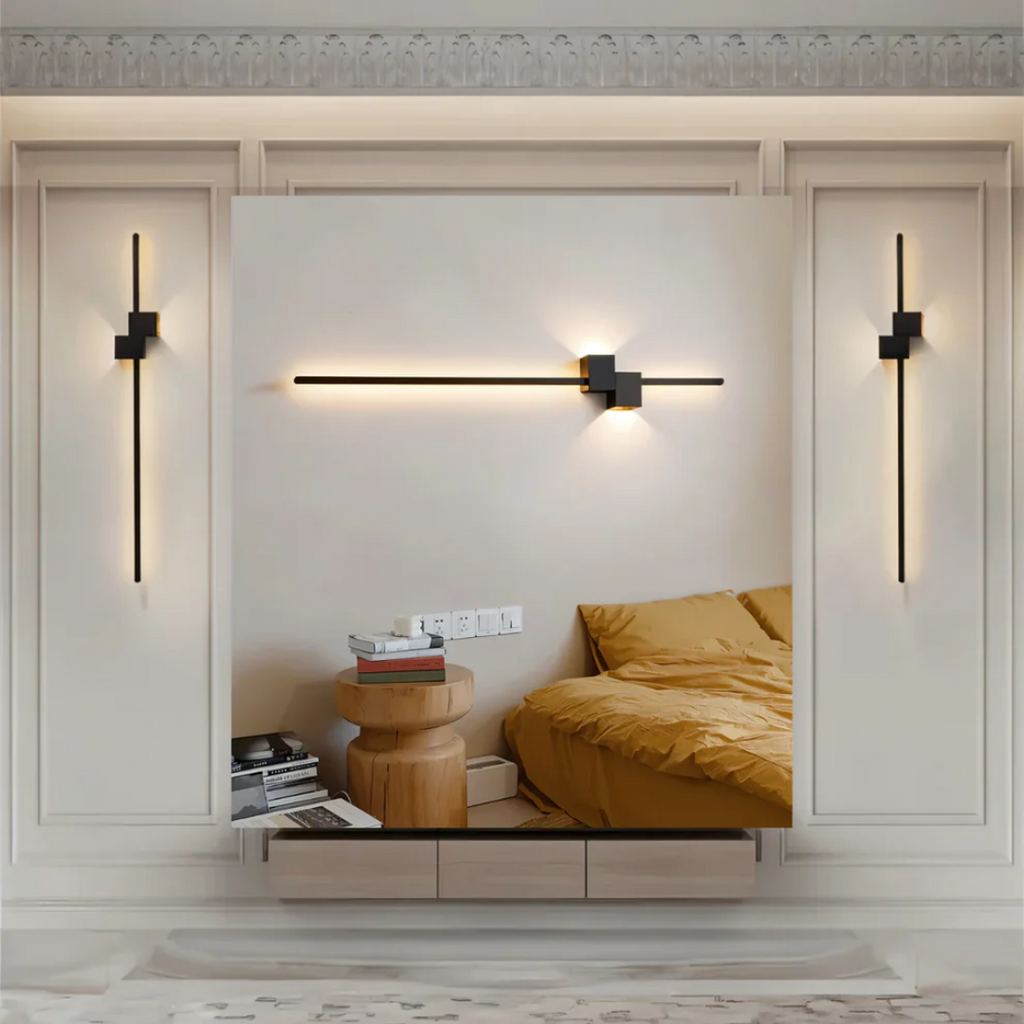 Modern LED-vägglampa med långsmal armatur och varmvit belysning
