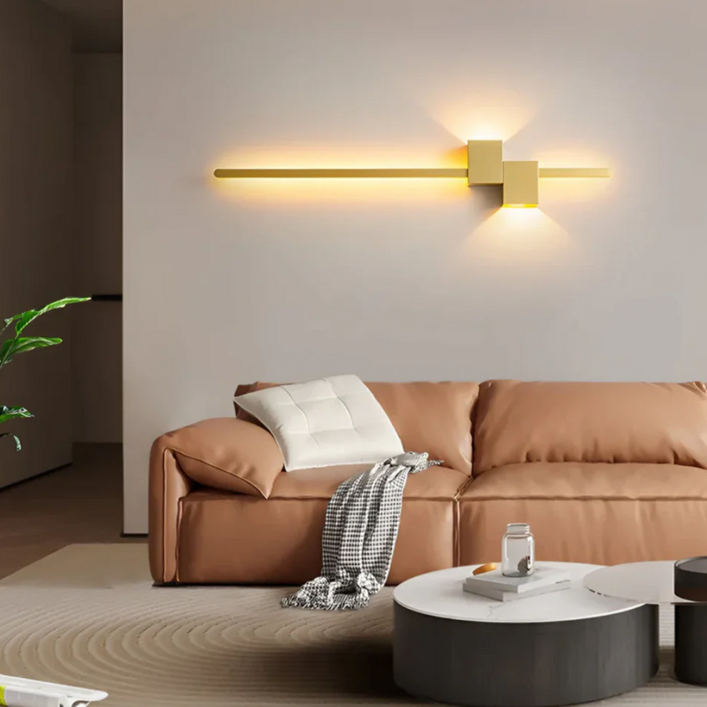 Modern LED-vägglampa med långsmal armatur och varmvit belysning