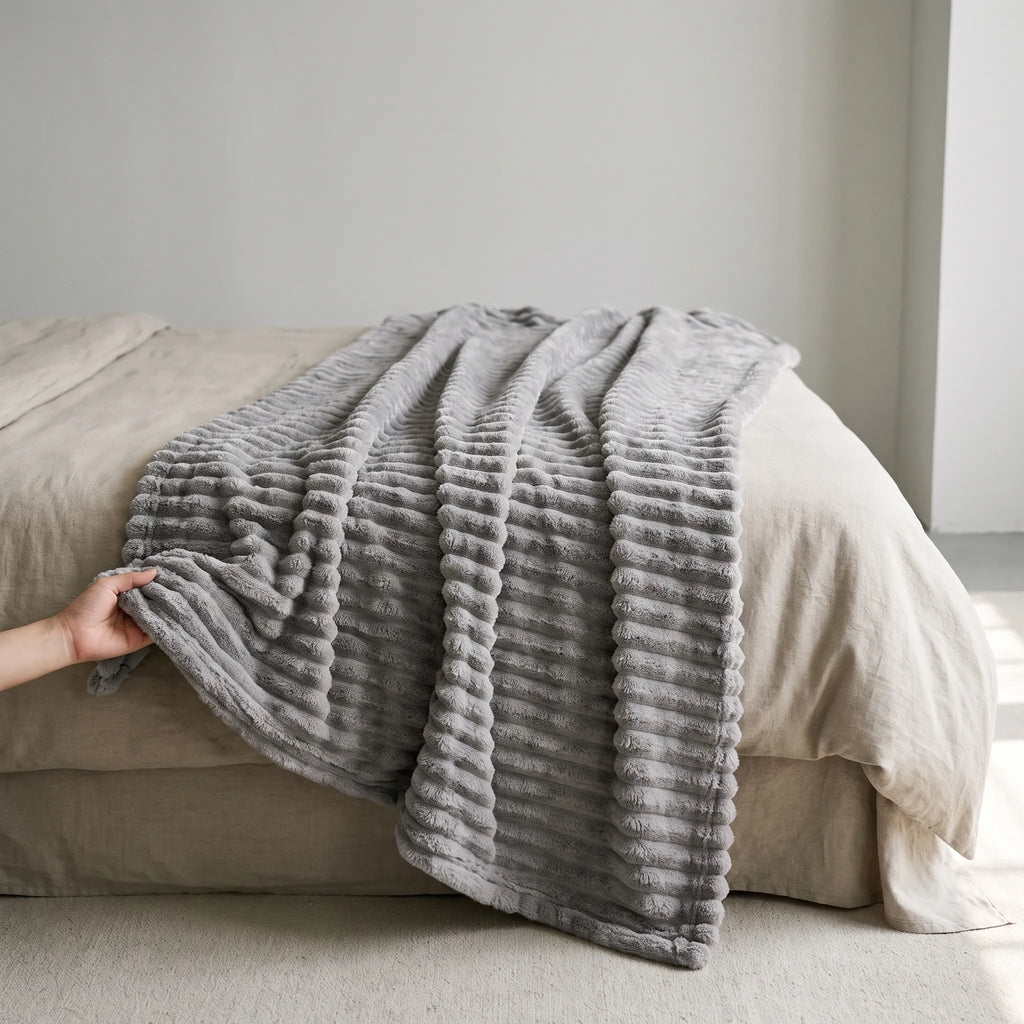 Vågor  - Fluffig Ribbad Filt Soffmys På Kvällen