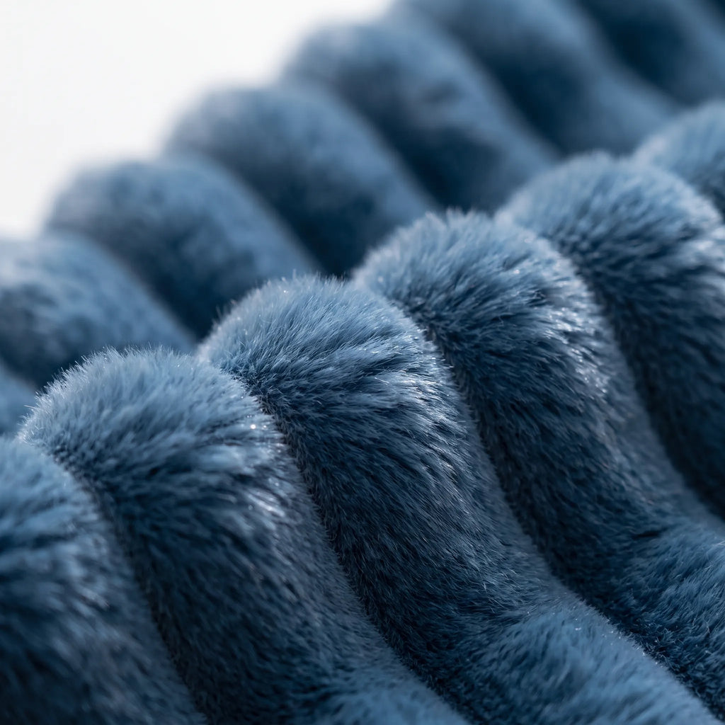 VärmaPläd  - Ribbad Fuskpälspläd Med Fluffig Textur Filmkvällar I Soffan