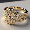 Guldfärgad blomsterformad ring med ornamenterade vintageinspirerade detaljer