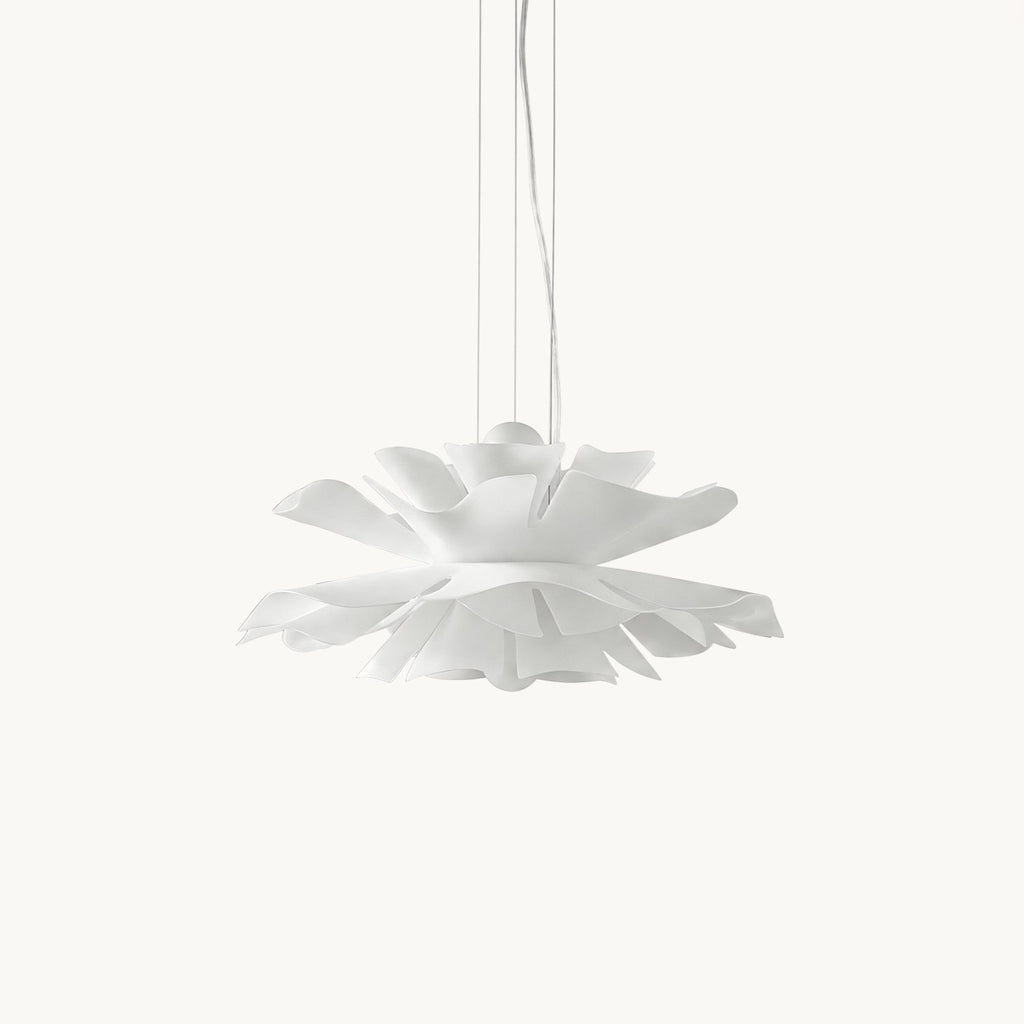 Vit takpendel med blomformad skärm och hängande kabel