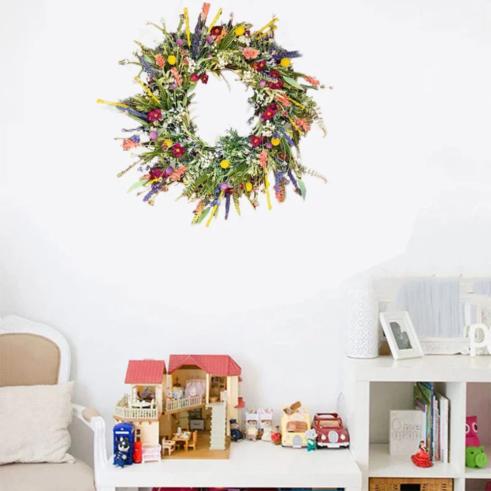 Rund färgstark blomsterkrans med gröna blad för dörr eller vägg