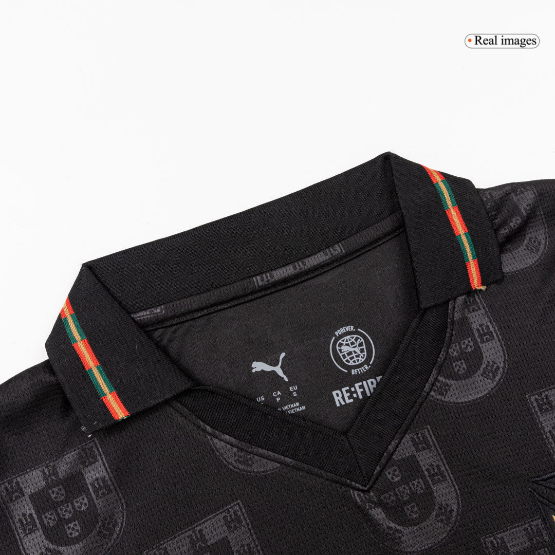 Svart Portugal-fotbollströja med pikékrage och återkommande emblem