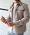 Långärmad overshirt med krage och två knappförsedda bröstfickor