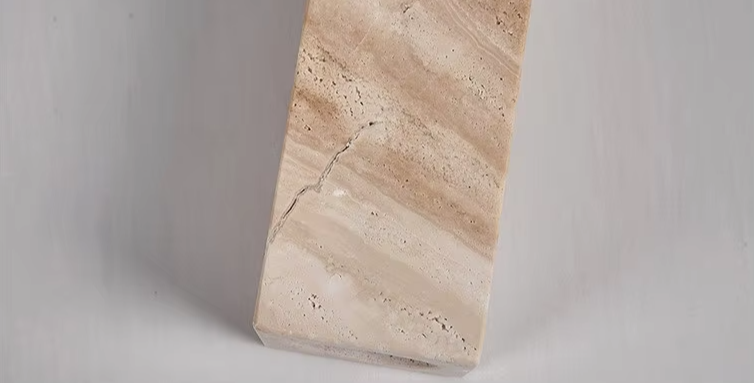 Halvrund beige vägglampa i travertin med texturerad yta
