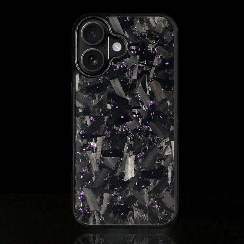 Mörkt iPhone-skal med kolfiberdesign och lila detaljer