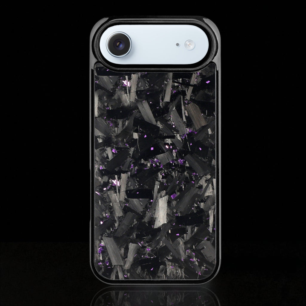 Mörkt iPhone-skal med kolfiberdesign och lila detaljer
