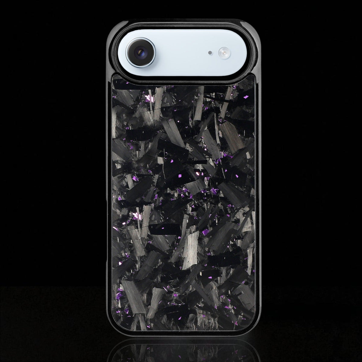 Mörkt iPhone-skal med kolfiberdesign och lila detaljer