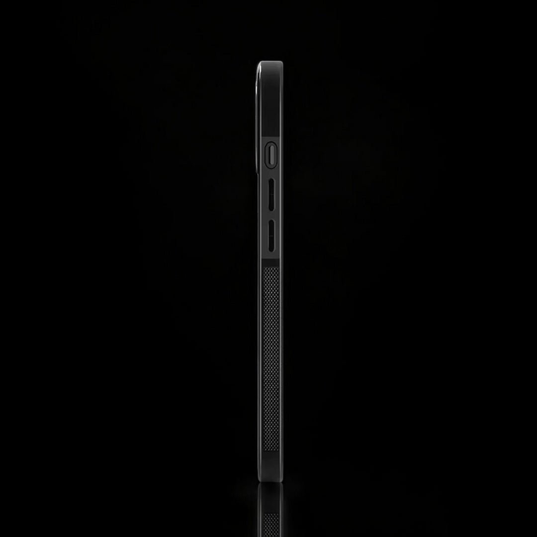 Mörkt iPhone-skal med kolfiberdesign och lila detaljer