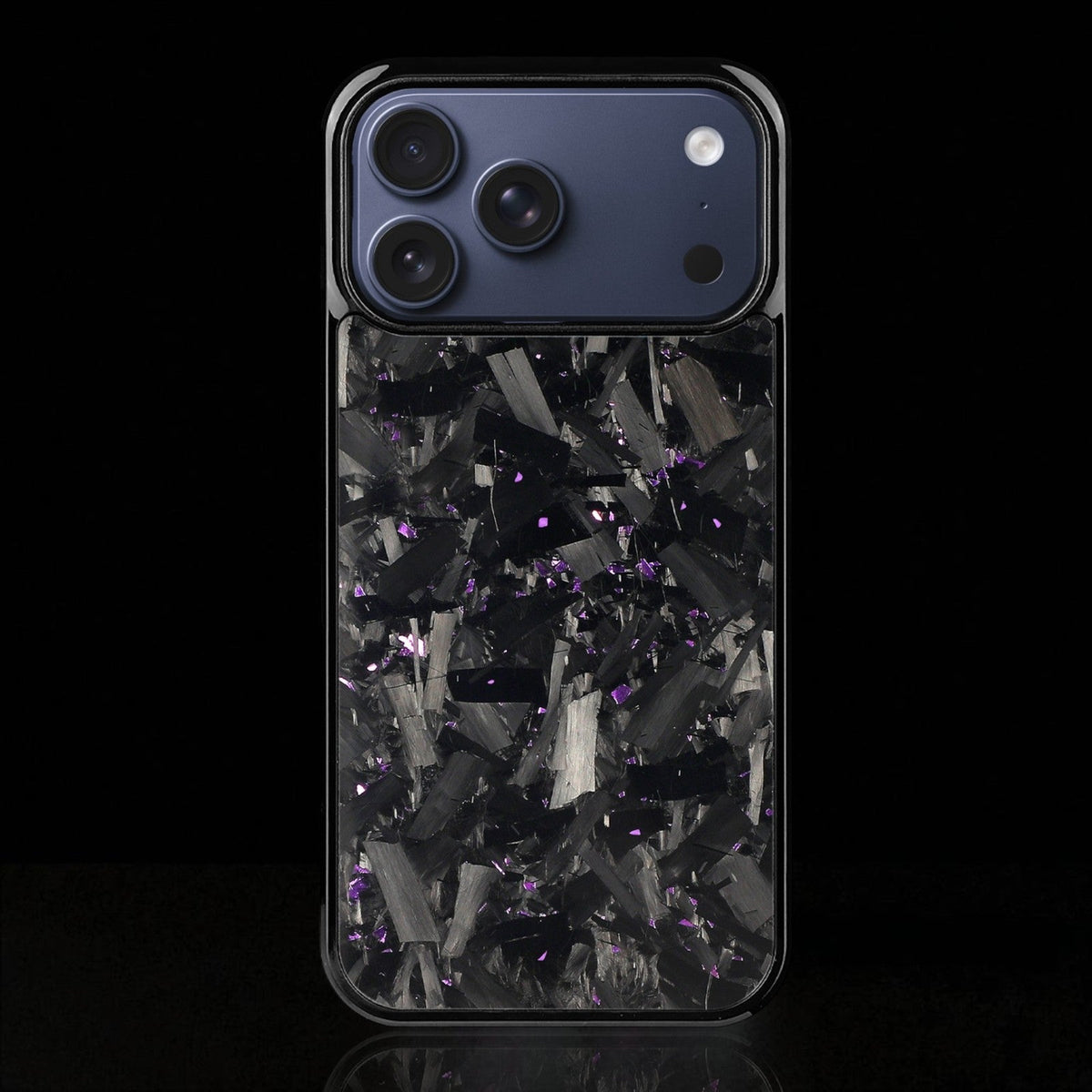 Mörkt iPhone-skal med kolfiberdesign och lila detaljer