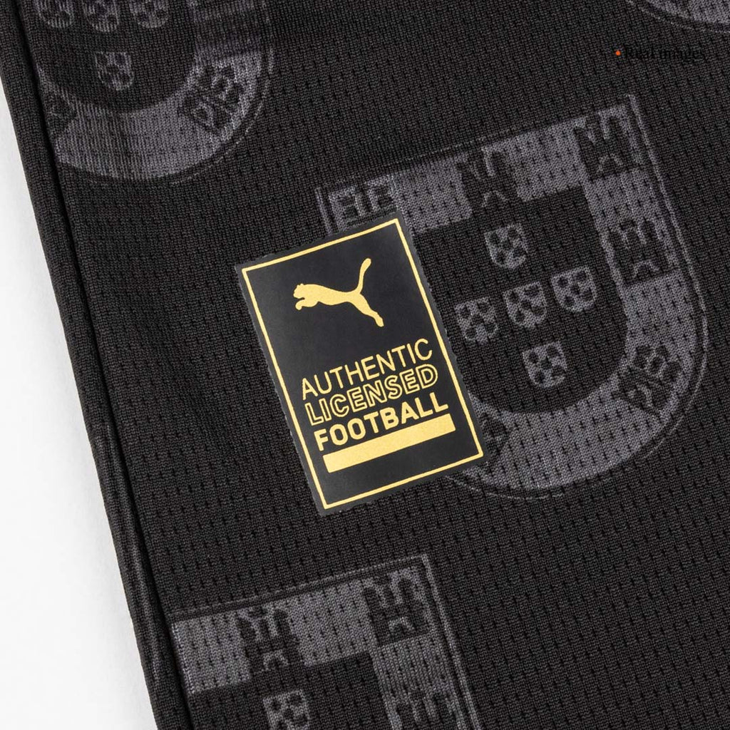 Svart Portugal-fotbollströja med pikékrage och återkommande emblem