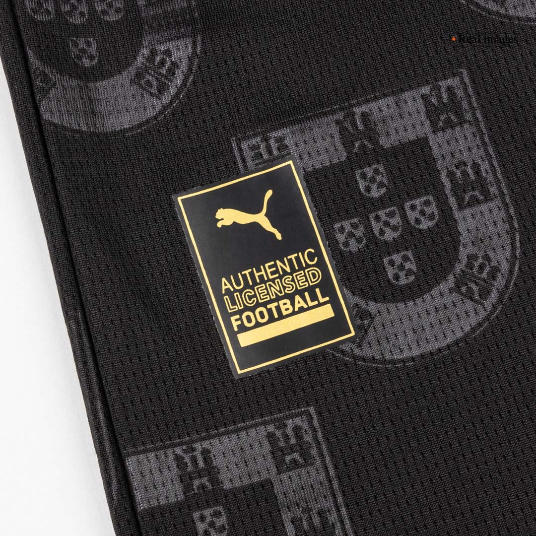 Svart Portugal-fotbollströja med pikékrage och återkommande emblem