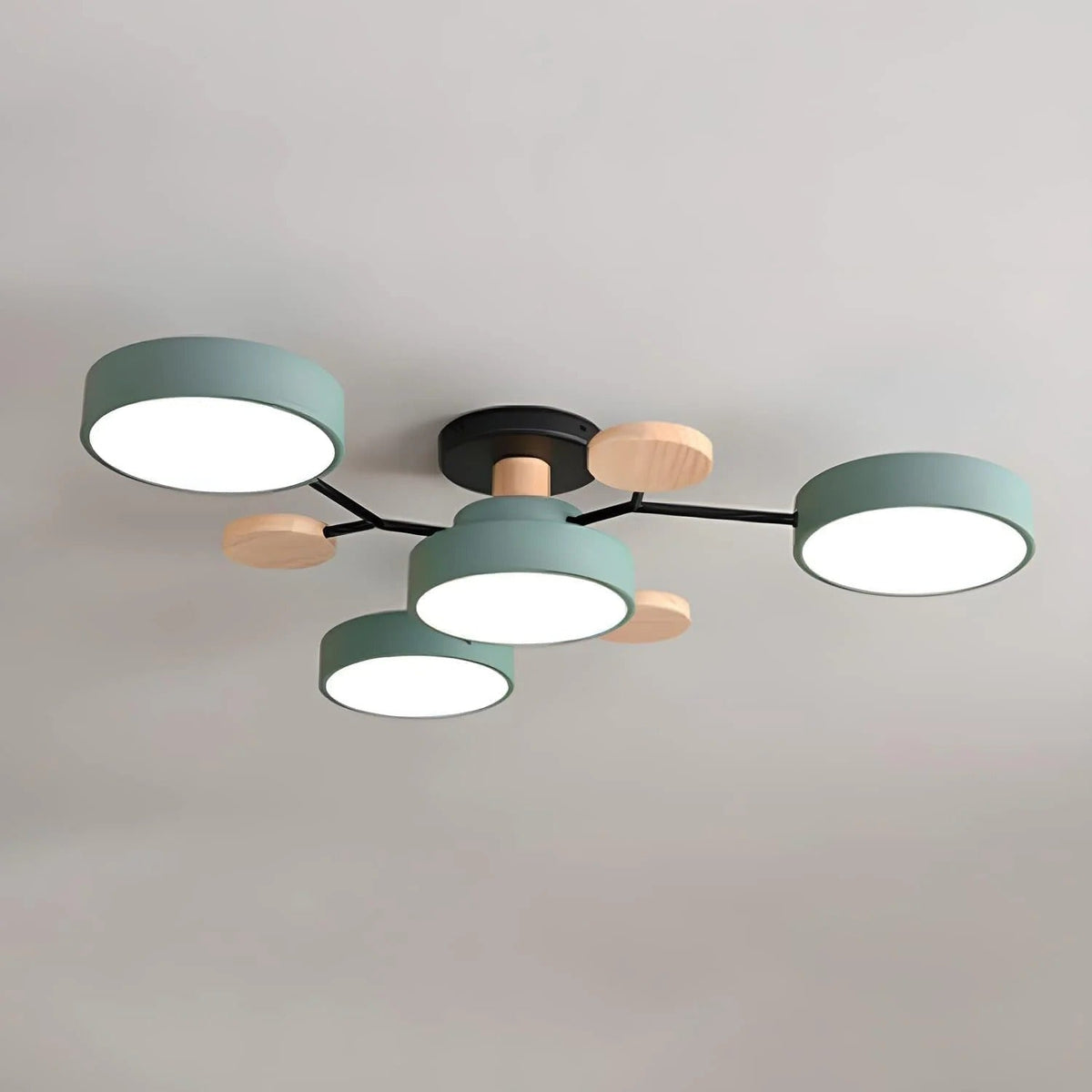 Rund taknära LED-taklampa med flera ljuspunkter och dekorativa detaljer