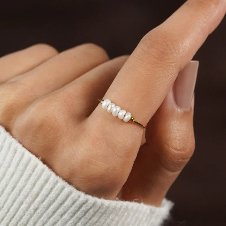 Guldfärgad pärlring med rad av vita pärlor