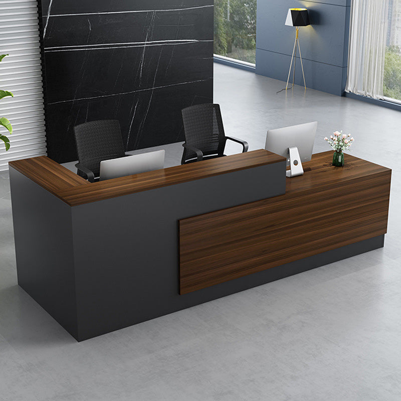 L-formad receptionsdisk med träeffekt och avskärmande frontpanel