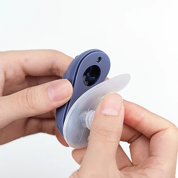 Kompakt CPAP-enhet med två vita näsdelar, ventilationsöppningar, strömbrytare och USB-port