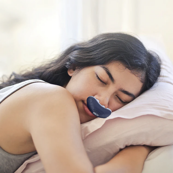 Kompakt CPAP-enhet med två vita näsdelar, ventilationsöppningar, strömbrytare och USB-port