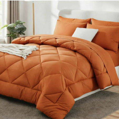 Quiltat 2-i-1-täcke med geometriskt mönster över en bäddad säng