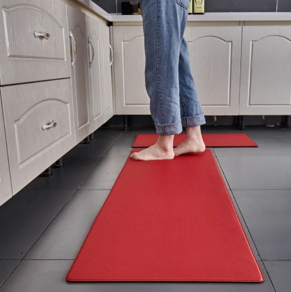 Ergonomisk rektangulär köksmatta med strukturerad yta framför köksbänk