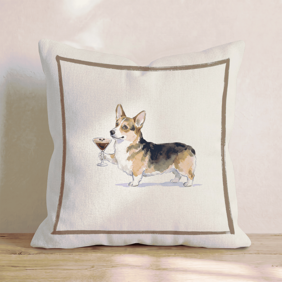 Beige dekorationskudde med illustrerad corgi och cocktailglas