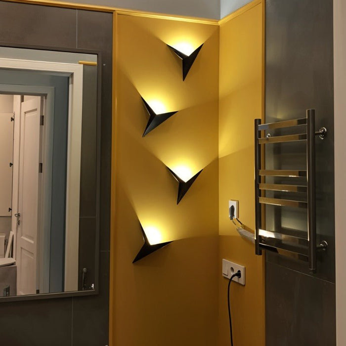Triangulär LED-vägglampa med varmt ljus och geometrisk form