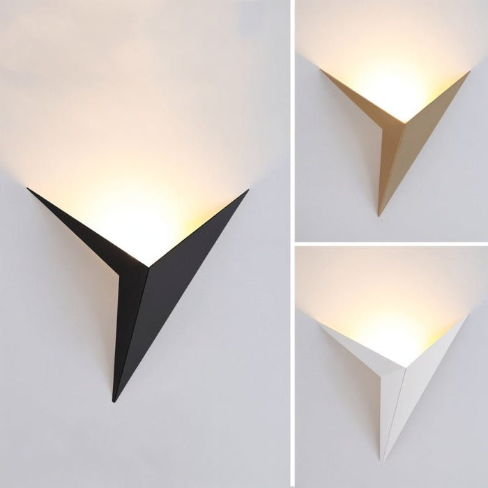 Triangulär LED-vägglampa med varmt ljus och geometrisk form