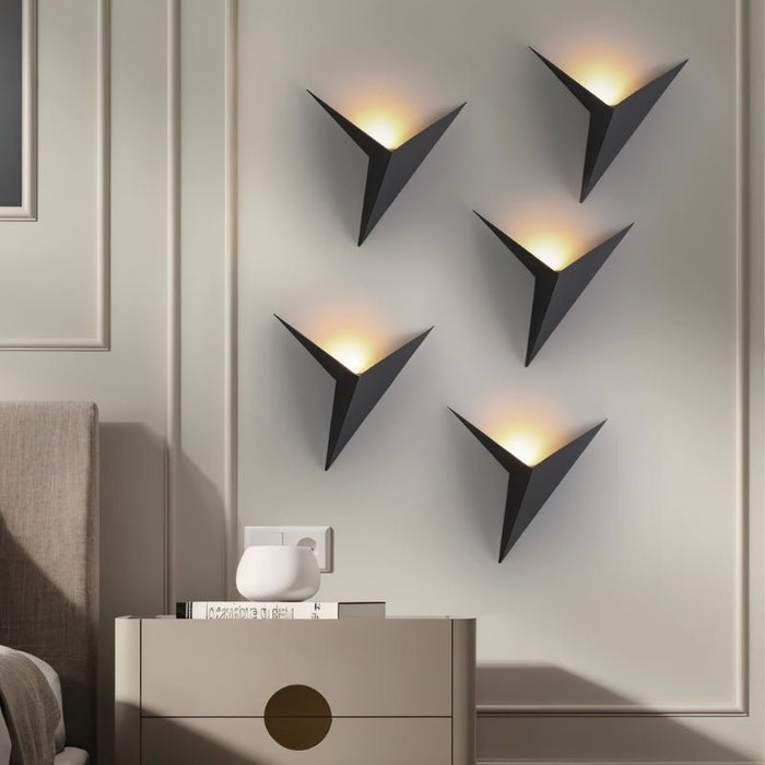 Triangulär LED-vägglampa med varmt ljus och geometrisk form