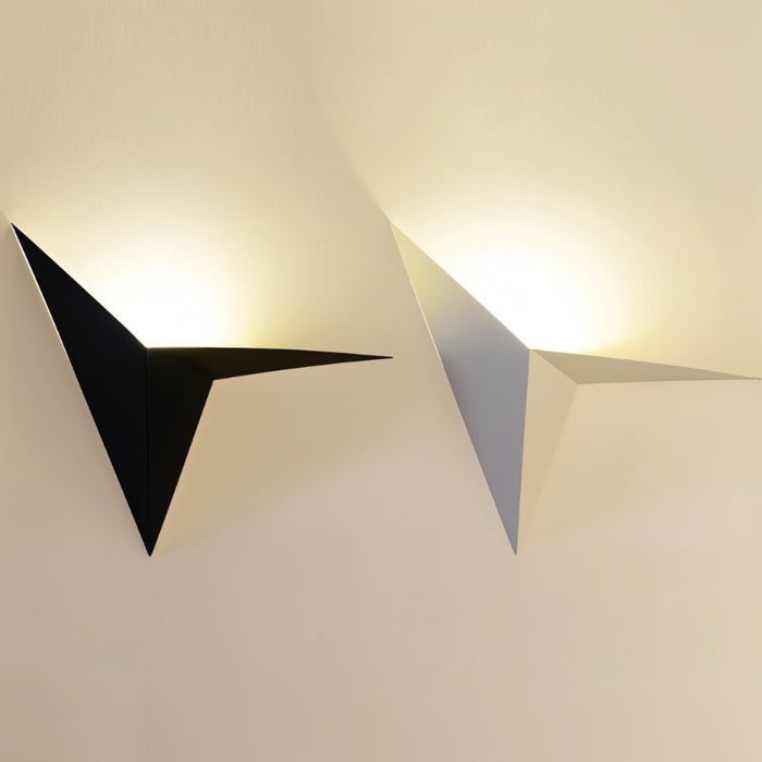 Triangulär LED-vägglampa med varmt ljus och geometrisk form