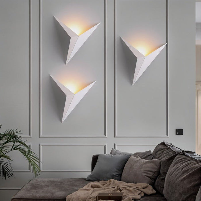 Triangulär LED-vägglampa med varmt ljus och geometrisk form