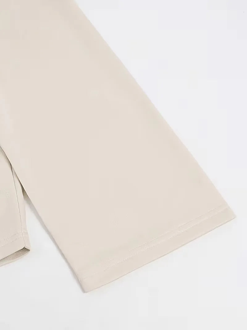 Beige oversized långärmad tröja med stor mörk textdesign på rygg och ärmar