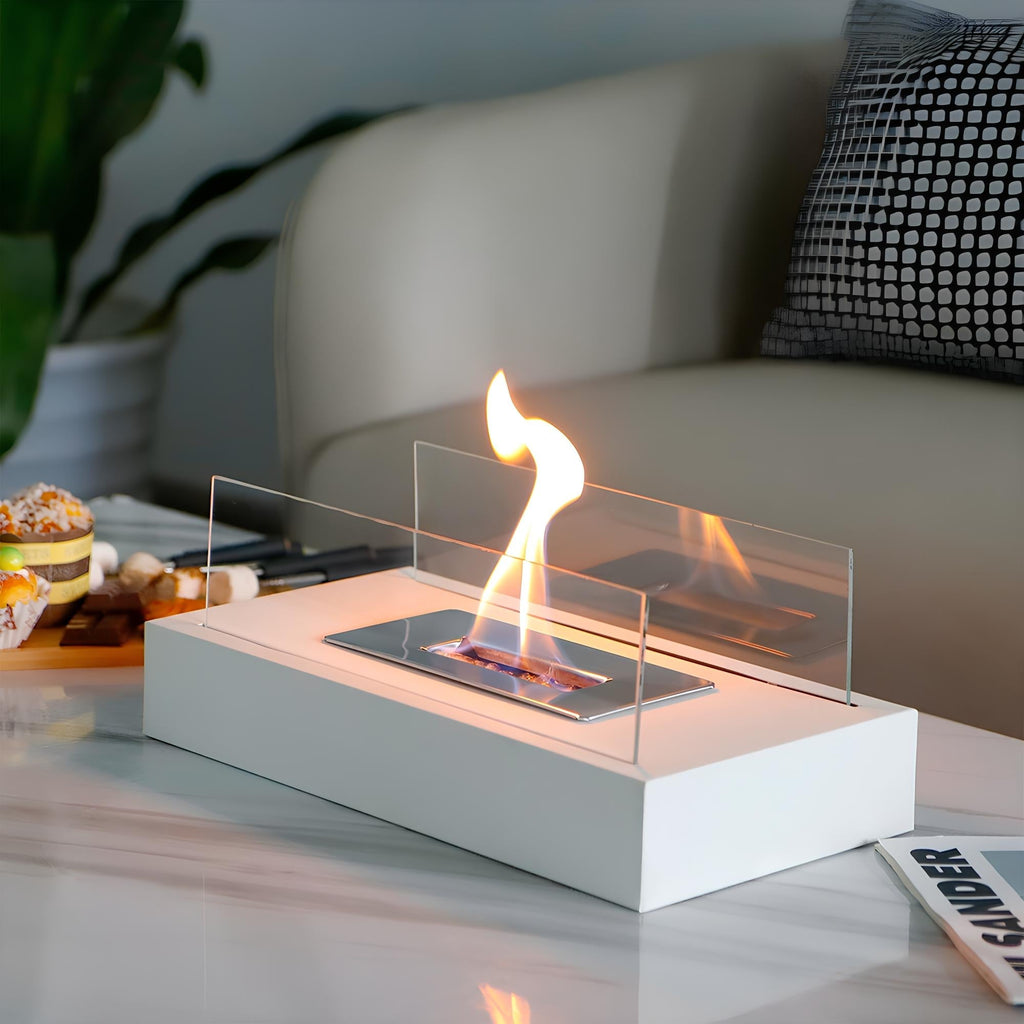 Rektangulär bordseldstad med synlig låga och genomskinliga glasskärmar