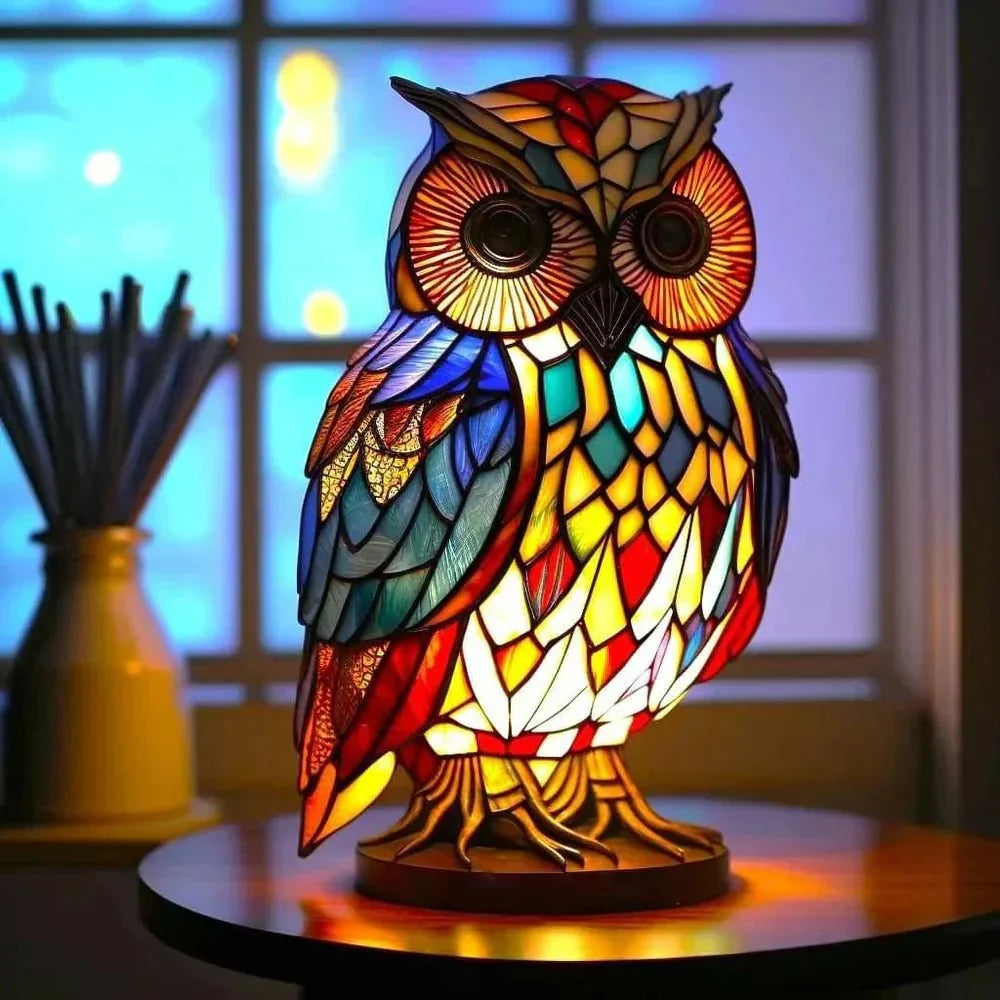 Färgstark bordslampa med mosaikliknande vargmotiv och rund mörk bas