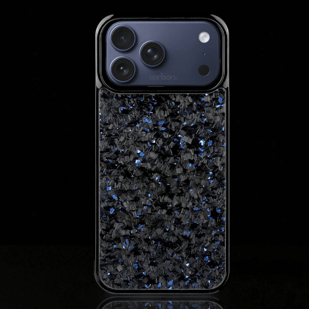 Svart iPhone-skal med oregelbundet kolfibermönster och blå detaljer